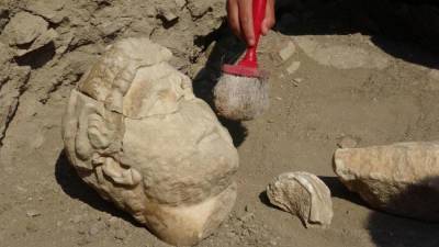 Турецкие археологи обнаружили мраморную статую римского императора Адриана