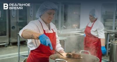 В Казани забыли повысить зарплаты школьных поваров — они начали увольняться