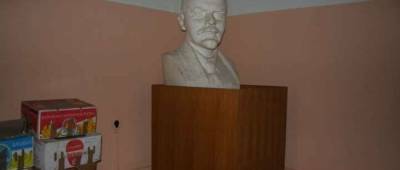 Із бюстом Леніна та засекреченим виходом. У мережі показали таємний бункер для компартії (фото)