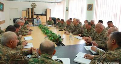 Глава Карабаха представил нового командующего Армией обороны высшему офицерскому составу