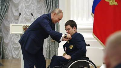 Путин вручил государственные награды победителям Паралимпиады
