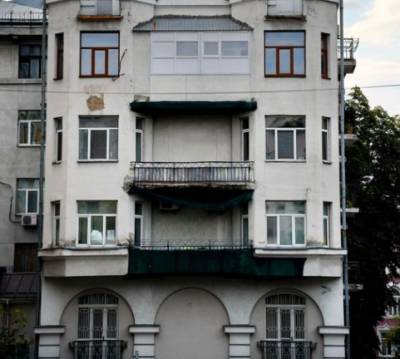 Курьез: в Киеве заметили очередной «царь-балкон» (ФОТО)