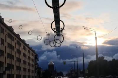 Художник из Петербурга показал летящий над городом гравипоезд
