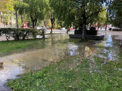 В Сыктывкаре из-за аварии на водоводе залило Октябрьский проспект