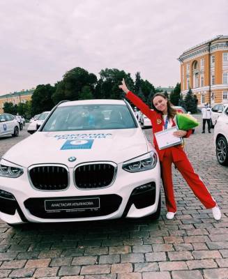 Кузбасская гимнастка Анастасия Ильянкова показала подаренный ей автомобиль BMW X3