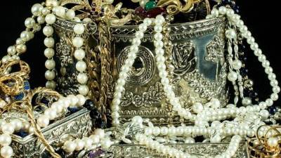Пенсионерка из Петербурга лишилась коллекции драгоценностей на 1,3 млн рублей