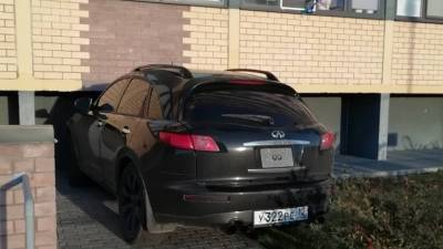 Жители ЖК Москва жалуются на водителя Infinity, паркующего авто под окнами на газоне