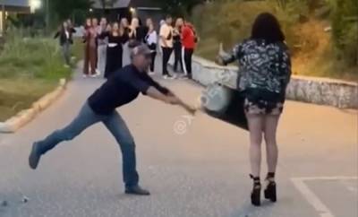 Мужчина запустил в девушку урну с мусором на глазах у прохожих: видео разборок в Одессе