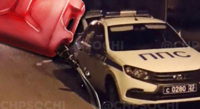 Опубликовано видео дебоша жителя Сочи, который облился бензином и заперся с гранатой