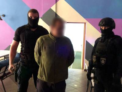 Полицейские задержали мужчину, который в Херсонской области угрожал взорвать дом гранатой