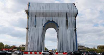 Исполнили мечту художника: Триумфальную арку во Франции завернули в ткань (фото, видео)