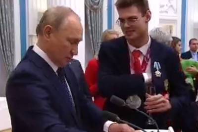 Путин возразил на просьбу оставить подпись в чужом паспорте