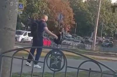 В Харькове мужчина без одежды бросался на прохожих, видео: "напал на парня и..."