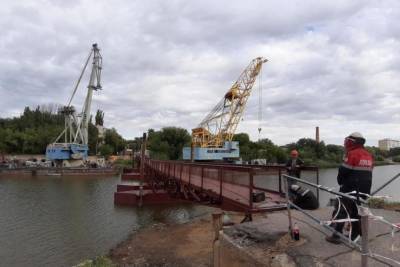 Заключительный этап: на Серебряной Воложке в Астрахани монтируют центральные секции моста