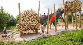 Первая природная детская площадка монтируется в Осановской роще