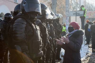 В челябинском суде по иску ГУ МВД к участникам митинга за Навального допросят полицейских
