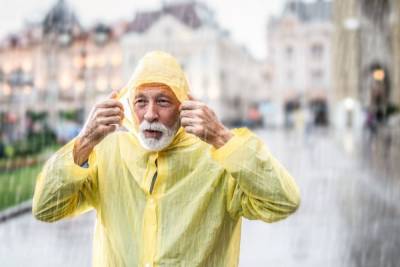Петербуржцев попросили поделиться дождевиками с бездомными