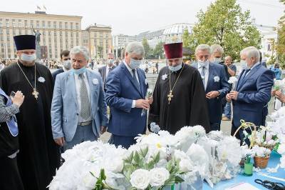 Сенатор Сергей Лукин поддержал благотворительную акцию «Белый цветок»