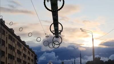 Петербургский художник представил летящий над городом гравипоезд