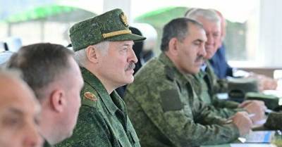 Лукашенко заявил, что закупит у России оружия на $1 млрд. Позднее он сказал, что разместит закупленные ЗРК С-400 на границе с Украиной