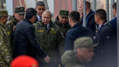 Песков: Путин не обязан посещать учения ВС РФ в военной форме