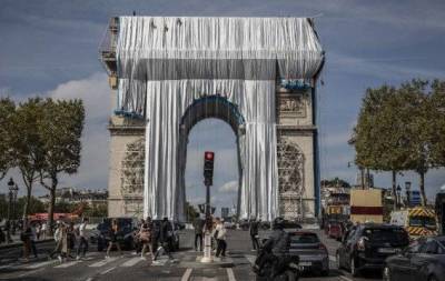 Исполняют последнюю волю художника Христо: Триумфальную арку в Париже обтягивают тканью (ФОТО)