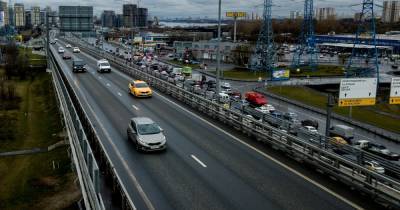 Отвлекшийся от дороги водитель грузовика устроил массовое ДТП в Москве