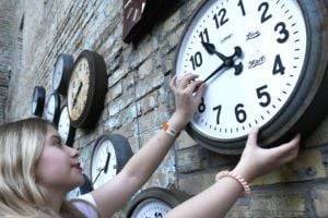 В Украине переводят часы на зимнее время
