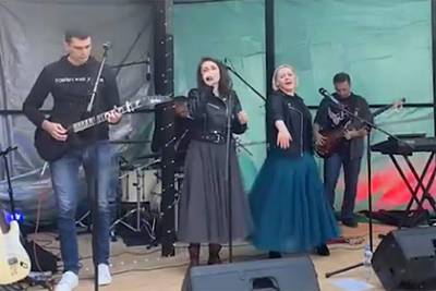 В российском городе соседи создали кавер-группу и отыграли концерт во дворе