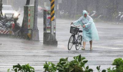 Свыше 330 тыс. человек эвакуировали в Шанхае из прибрежных районов из-за тайфуна "Чанту"