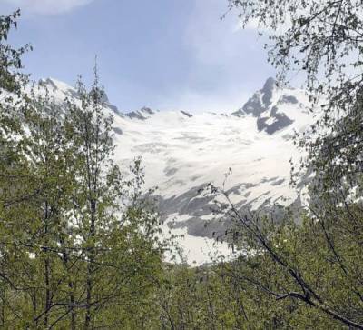 Число жертв обвала ледника на Домбае достигло двух, еще одна туристка пострадала