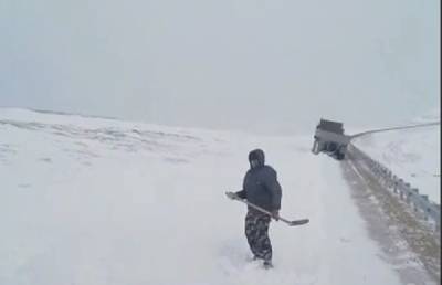 На Чукотке застряли более двадцати фур из-за снегопада