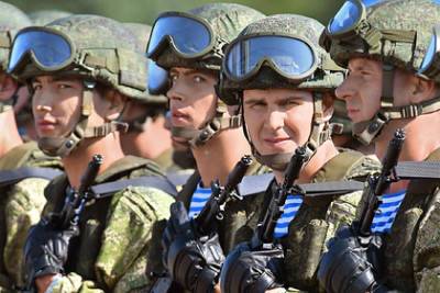 Путин призвал регулярно повышать доходы российских военных