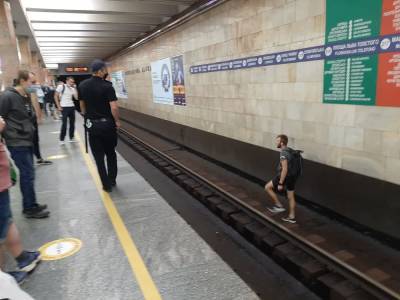 В Киеве пьяный неадекват остановил движение поездов в метро: в сети появилось видео