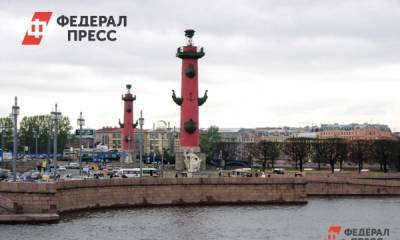 В Петербурге уровень воды в Неве поднялся почти на полтора метра