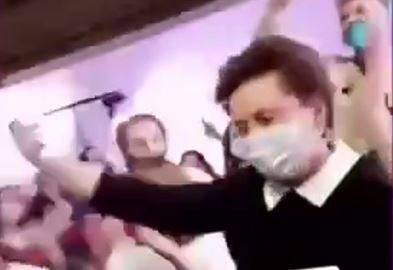 Энергичный танец губернатора ХМАО на молодежной вечеринке попал в соцсети