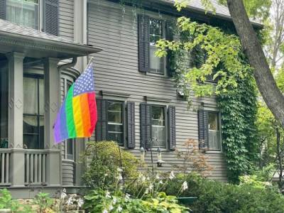 Соединенные Штаты ЛГБТ: на домах американцев все чаще появляются радужные флаги