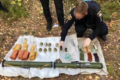 СБУ нашла тайник с оружием и взрывчаткой на границе с Белоруссией