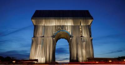 В Париже Триумфальную арку накрыли огромным полотном. Это новый арт-объект