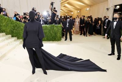 Ким Кардашьян появилась на Met Gala в платье-чехле от Balenciaga и балаклаве