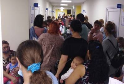 В шиловской поликлинике Воронежа сняли давку родителей с больными детьми