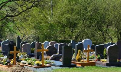 Умерших от коронавируса на Украине начали хоронить на огородах
