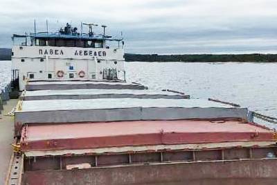 Севший на мель в Онежском озере сухогруз отбуксировали в порт