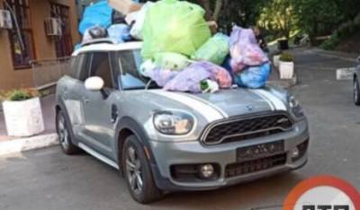 Курьез: в Киеве очередного «героя парковки» забросали мусорными пакетами. ФОТО