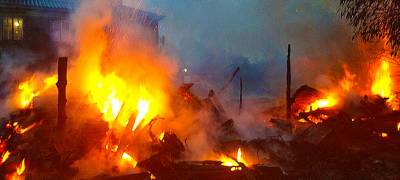 Огонь уничтожил два гаража рядом с жилым домом в районе Карелии (ФОТО)