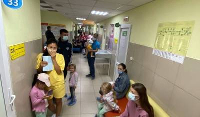 Тюменцы целый день ждут приёма в поликлиниках