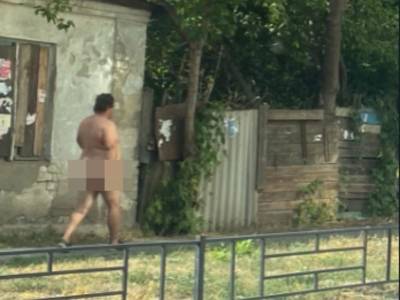 В Воронеже сфотографировали голого мужчину, разгуливающего по улице