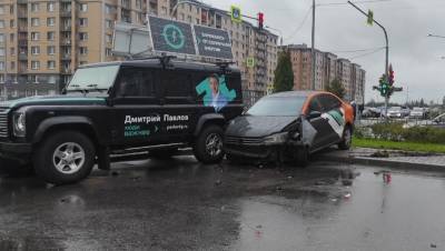 В Петербурге каршеринг снёс забор и врезался в машину с кандидатом в депутаты