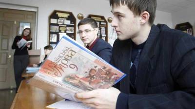 Украинский школьник растоптал учебник по мове