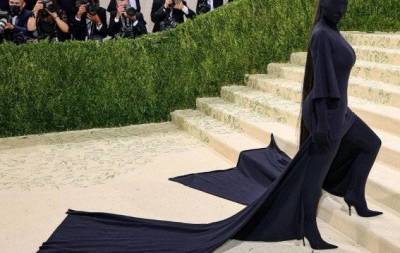 Ким Кардашьян в total look от Balenciaga на Met Gala заставила всех о себе говорить